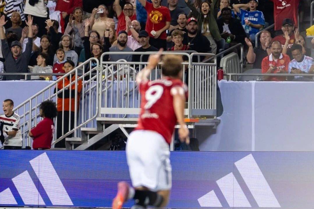 曼联4-1热身两连胜，库尼亚轮休霍伊伦德破荒！中锋进球带来双赢局面